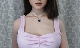 牛仔裤少女，亭亭玉立
