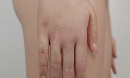 4580全新微瑕彼159CF小胸，脚趾骨，胸臀肚子大腿内侧加软，硬手硬脚无钉站立！