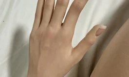 出2个硅胶娃