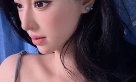 她藏在蓝帘后，连呼吸都带着诱惑