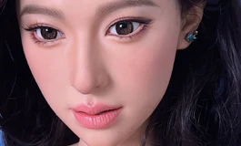她藏在蓝帘后，连呼吸都带着诱惑