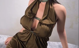 聚光灯下，唇瓣微湿