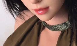 聚光灯下，唇瓣微湿