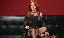 甜酷亚系感：皮沙发上的格纹星芒少女