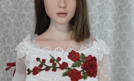 穿蕾丝玫瑰刺绣的女子