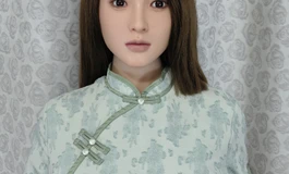 穿雅致贴花旗袍的温婉女子