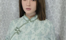 穿雅致贴花旗袍的温婉女子