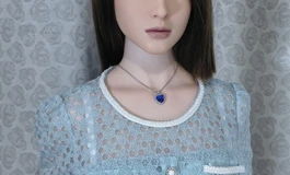 穿清新小香风连衣裙的女子