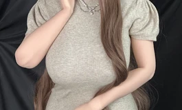 今天的雪莉看起来格外淑女，私下还在偷偷自慰