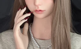 今天的雪莉看起来格外淑女，私下还在偷偷自慰