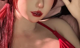 绯色幽瞳陷落沙发，她以红发为网，织就夜色里最致命的温柔陷阱