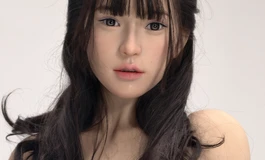 梦英齐刘海卷发，温婉清甜自带柔光