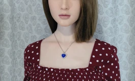 穿红色波点连衣裙的女子
