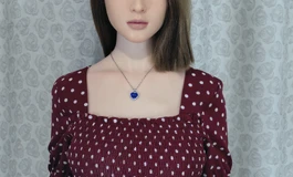 穿红色波点连衣裙的女子