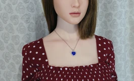 穿红色波点连衣裙的女子