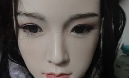 出三个硅胶头雕