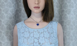 穿浅蓝色蕾丝裙女子，清新脱俗