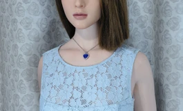 穿浅蓝色蕾丝裙女子，清新脱俗