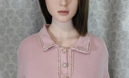 粉色POLO衣女子，气质优雅