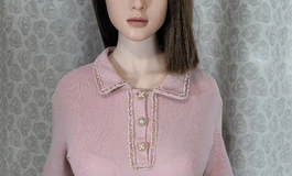 粉色POLO衣女子，气质优雅