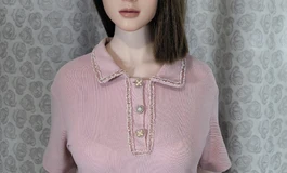 粉色POLO衣女子，气质优雅