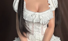 序界丨纯白洛丽塔的暗黑陷阱：当无辜少女穿上这身“待拆封”的蕾丝礼裙