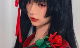 (镜华)我对江念的回忆是如火焰般炽烈的红色，如她递给我的玫瑰