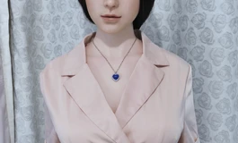 粉色西装裙女子，高雅脱俗