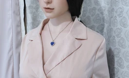 粉色西装裙女子，高雅脱俗