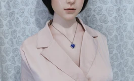 粉色西装裙女子，高雅脱俗