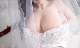 #她跪在沙发上翘起臀部# 等很久了吧？