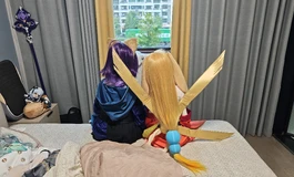她们是女同事吗？