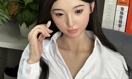书桌前的职场造型