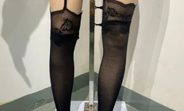 为了使娃娃站立，我花300块买了一个支架，但我觉得没想象中好用。