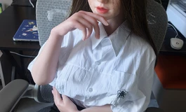 认真工作的洛璃小姐