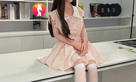 粉色格纹路里，藏着少女独有的安静与明媚