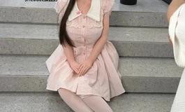 粉色格纹路里，藏着少女独有的安静与明媚