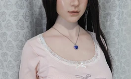 粉色紧身打底衫女子，凹凸有致