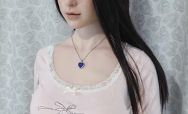 粉色紧身打底衫女子，凹凸有致