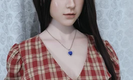 红格子裙女子，温婉大气
