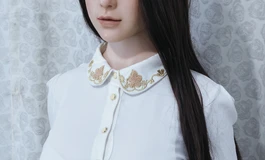 穿白色刺绣衬衣女子，清丽脱俗，佳妻之选