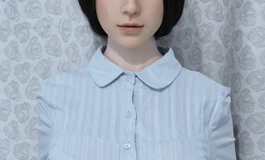 浅色衬衣女子，端庄得体，秾纤得衷