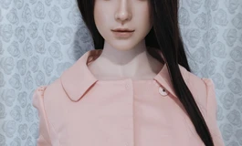 粉色大衣裙女子，甜美笑容，灿烂迷人