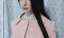 粉色大衣裙女子，甜美笑容，灿烂迷人