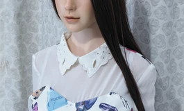 创意图案花裙女子，顾盼生辉