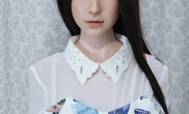 创意图案花裙女子，顾盼生辉