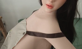 大胸女友做饭，衣服太小了