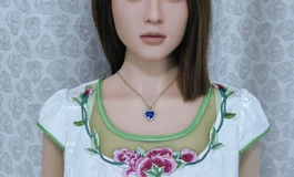 白绿拼色连衣裙女子，身材一流，气质优雅