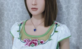 白绿拼色连衣裙女子，身材一流，气质优雅